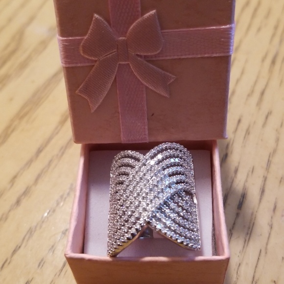 CLEARANCE!! SLASHED PRICE 😍 Criss-cross design. - Picture 4 of 7